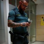Фото действующего сотрудника полиции в форме с татуировками на теле для tatufoto.com 17