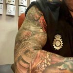 Фото действующего сотрудника полиции в форме с татуировками на теле для tatufoto.com 48