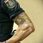 Фото действующего сотрудника полиции в форме с татуировками на теле для tatufoto.com 64