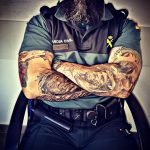 Фото действующего сотрудника полиции в форме с татуировками на теле для tatufoto.com 71