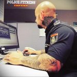 Фото действующего сотрудника полиции в форме с татуировками на теле для tatufoto.com 82