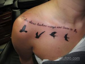 Фото тату на груди: четыре летящие птицы и вдохновляющая цитата "Take these broken wings and learn to fly". Минималистичный рисунок татуировки.