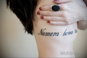 Фото татуировки с латинской надписью 'Numera bona tua' на внутренней стороне предплечья. Минималистичный дизайн, четкие линии.