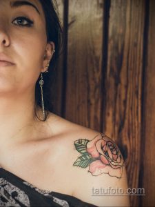 Фото тату нежной розовой розы на женском плече. Красивый рисунок татуировки в акварельном стиле.