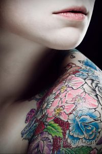Фото тату ярких цветов и бабочек на плече. Красочный рисунок татуировки в акварельном стиле.