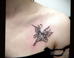 Фото тату: маленькая фея с крыльями на плече. Деликатный рисунок татуировки, выполненный в стиле контурной графики. Идеи для тату.