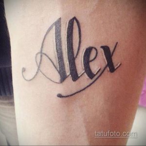 Фото тату: стильная татуировка с именем 'Alex', выполненная каллиграфическим шрифтом на руке.