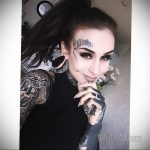 Фото татуировки на руке и шее девушки, включающей в себя портрет, цветы и геометрические узоры. Тату выполнено в ярких цветах и детальной проработке.