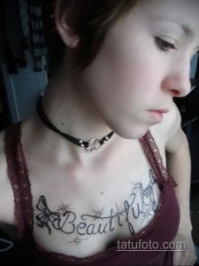 Фото татуировки надписью 'Beautiful' с изображением бабочки на груди девушки. Тату выполнено в черном цвете, с использованием каллиграфического шрифта.