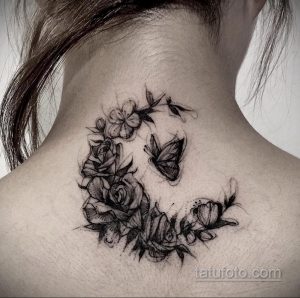 Фото тату на затылке, изображающее венок из цветов и бабочку в стиле blackwork. Деликатный рисунок татуировки для девушек.
