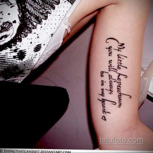 Фото тату надписи на руке девушки: "My little leprechaun, you will always be in my heart". Персонализированная татуировка, выражающая любовь и память.