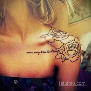 Фото тату: черно-белая татуировка с изображением розы и надписи 'count every beautiful thing' на ключице девушки.