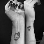 Фото парных тату: чашка и роза, вдохновленные мультфильмом "Красавица и Чудовище". Черно-белые рисунки на запястьях, символизирующие любовь и верность.