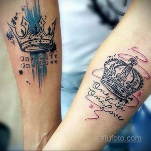 Фото парных тату на руках с изображением корон и надписи 'One Life One Love'. Черно-белый рисунок с добавлением цветных акцентов. Идеальный эскиз тату для влюбленных.