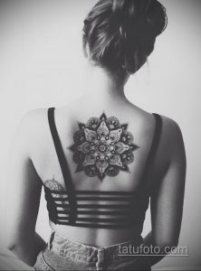 Фото тату: большая мандала, расположенная на спине. Черно-белая татуировка с высокой детализацией.