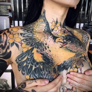 Фото татуировки орла с цветами на груди и плече. Яркие цвета, реалистичный стиль. Подходит для тех, кто ценит силу и красоту.