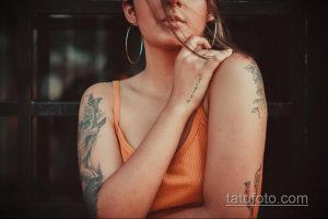Фото тату бабочек на плече и надписи на руке. Нежные и изящные рисунки татуировок в минималистичном стиле.