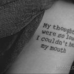 Фото татуировки с надписью "My thoughts were so loud I couldn't hear my mouth" на руке. Черно-белое изображение, минималистичный стиль.