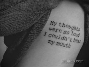 Фото татуировки с надписью "My thoughts were so loud I couldn't hear my mouth" на руке. Черно-белое изображение, минималистичный стиль.