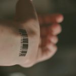 Фото необычной татуировки в виде штрих-кода на руке. Оригинальный и провокационный рисунок.