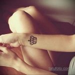 тату корона на запястье девушки 02.01.2020 №003 -crown tattoo on the wrist- tatufoto.com