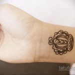 тату корона на запястье девушки 02.01.2020 №008 -crown tattoo on the wrist- tatufoto.com