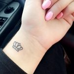 тату корона на запястье девушки 02.01.2020 №009 -crown tattoo on the wrist- tatufoto.com