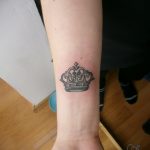 тату корона на запястье девушки 02.01.2020 №012 -crown tattoo on the wrist- tatufoto.com