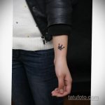 тату корона на запястье девушки 02.01.2020 №021 -crown tattoo on the wrist- tatufoto.com