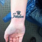 тату корона на запястье девушки 02.01.2020 №025 -crown tattoo on the wrist- tatufoto.com