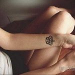 тату корона на запястье девушки 02.01.2020 №027 -crown tattoo on the wrist- tatufoto.com