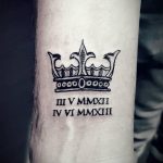 тату корона на запястье мужчины 02.01.2020 №001 -crown tattoo on the wrist- tatufoto.com