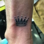 тату корона на запястье мужчины 02.01.2020 №002 -crown tattoo on the wrist- tatufoto.com