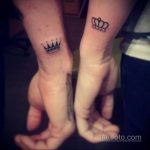 тату корона на запястье мужчины 02.01.2020 №003 -crown tattoo on the wrist- tatufoto.com