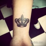 тату корона на запястье мужчины 02.01.2020 №006 -crown tattoo on the wrist- tatufoto.com