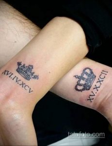 Фото парных тату: маленькие короны с римскими цифрами под ними, выполненные на запястьях двух людей.