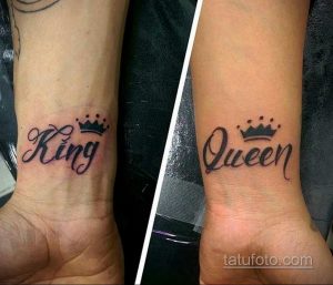 Фото парных тату: надписи 'King' и 'Queen' с маленькими коронами над ними, выполненные на запястьях двух людей.