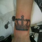 тату корона на запястье мужчины 02.01.2020 №012 -crown tattoo on the wrist- tatufoto.com