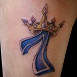 тату корона на запястье мужчины 02.01.2020 №018 -crown tattoo on the wrist- tatufoto.com