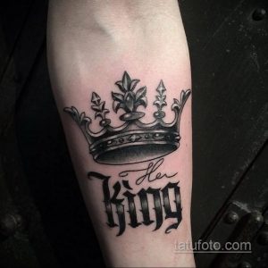 Фото татуировки на предплечье с изображением черной короны и надписи 'Her King'. Стильный и романтичный дизайн.