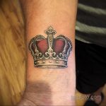 тату корона на запястье мужчины 02.01.2020 №020 -crown tattoo on the wrist- tatufoto.com