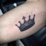 тату корона на запястье мужчины 02.01.2020 №021 -crown tattoo on the wrist- tatufoto.com