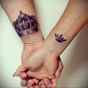 Фото парных татуировок на запястьях: черные короны разных размеров. Стильный и минималистичный дизайн для влюбленных.