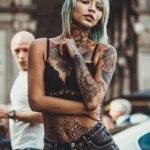Фото татуировок на теле девушки. Разнообразные рисунки в стиле геометрия и графика. Черно-серые тона, детализированная проработка.