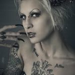 Фото тату на груди и руке: черно-белая татуировка с изображением бабочек, надписей 'Lost' и 'After'. Детализированный рисунок татуировки.