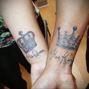 Фото парных татуировок на запястьях: черные короны с надписями 'His Queen' и 'Her King'. Изящный шрифт и детализированная проработка.