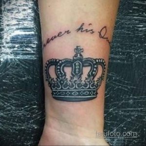 Фото татуировки черной короны с надписью 'forever his Queen' на запястье. Детализированный рисунок татуировки.