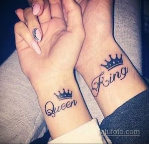 Фото парных татуировок на запястьях: черные короны с надписями 'King' и 'Queen' под ними.