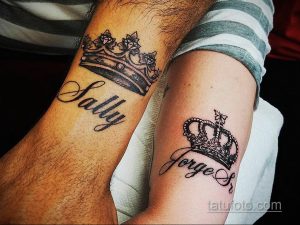 Фото парных татуировок на запястьях: черные короны с драгоценными камнями и имена 'Sally' и 'Jorge Sr' под ними.