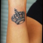 фото тату корона на запястье 02.01.2020 №005 -crown tattoo on the wrist- tatufoto.com
